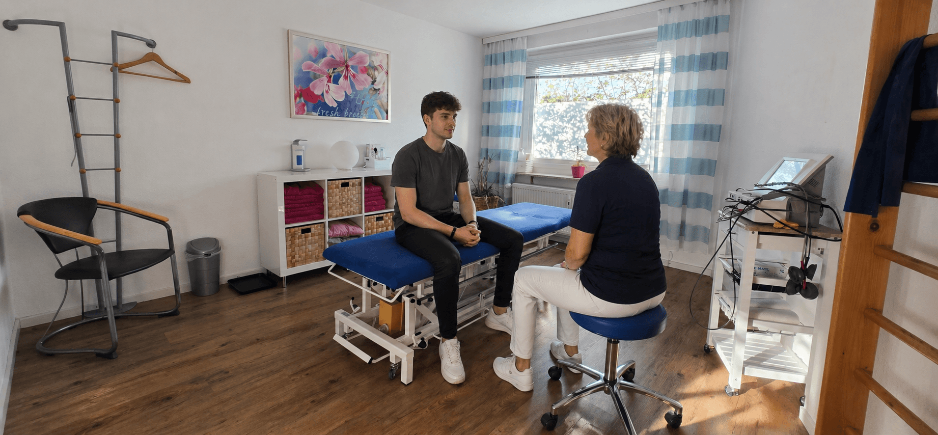 Gespräch zwischen Therapeutin und Patient im Behandlungsraum – Physiotherapie Hülya Saglam, Langenhagen