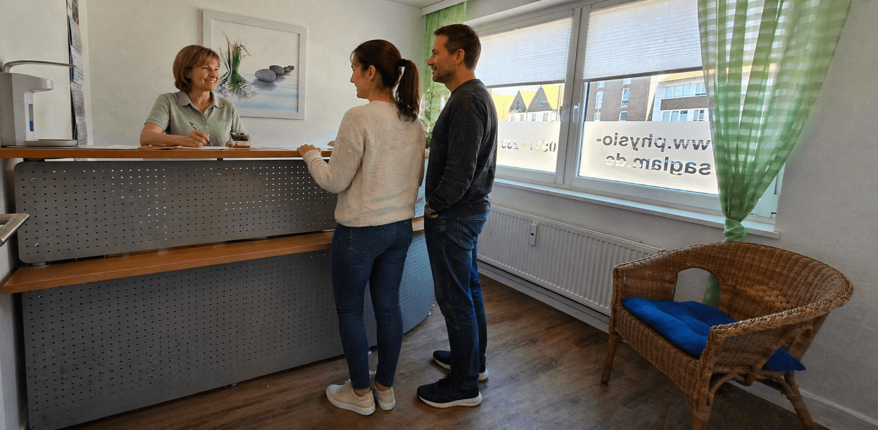 Empfang der Physiotherapie Hülya Saglam in Langenhagen – Begrüßung am Empfangstresen